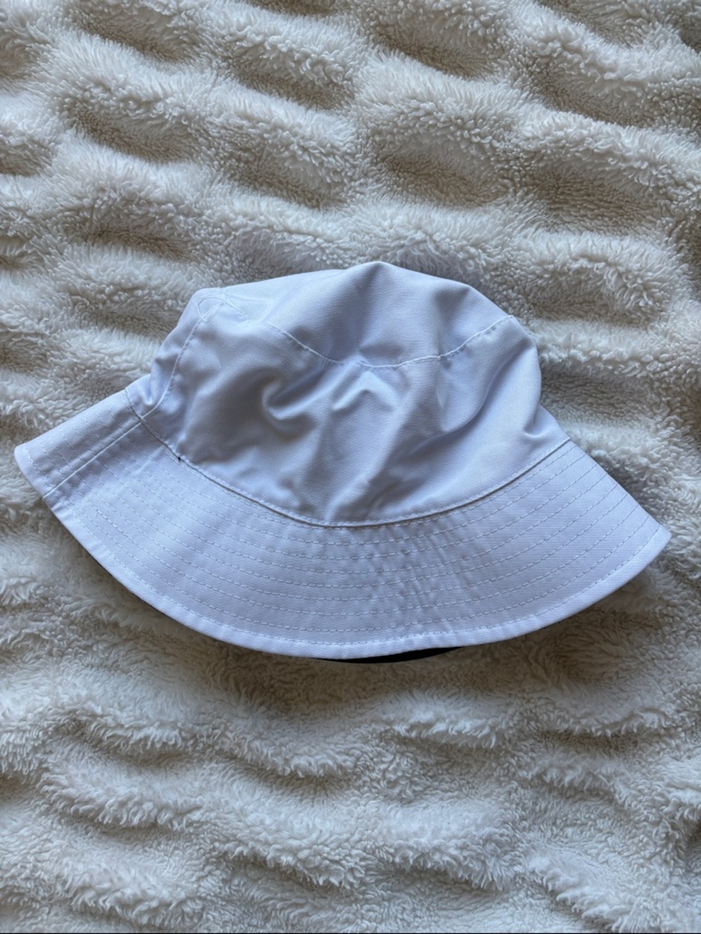 Alice + Olivia Black Reversible Bucket Hat with White Daisy Print - Picture 4 of 9